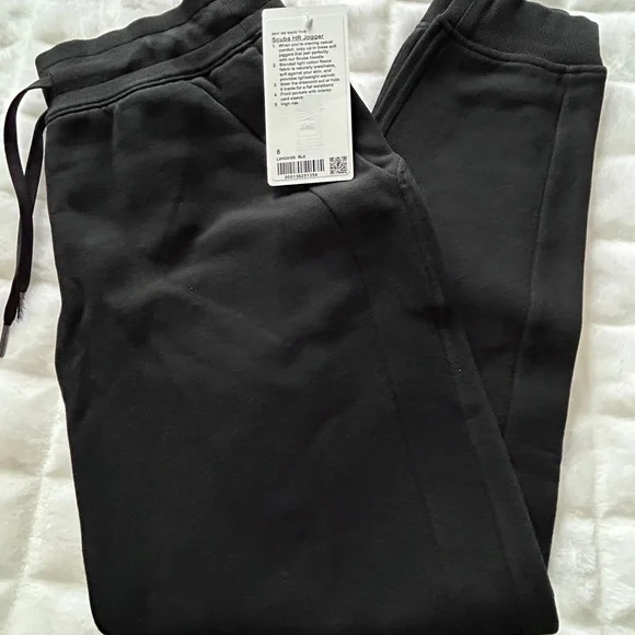 NWT Lululemon high rise scuba fleece Black joggers sz 8 embroidered lululemon - Picture 3 of 5